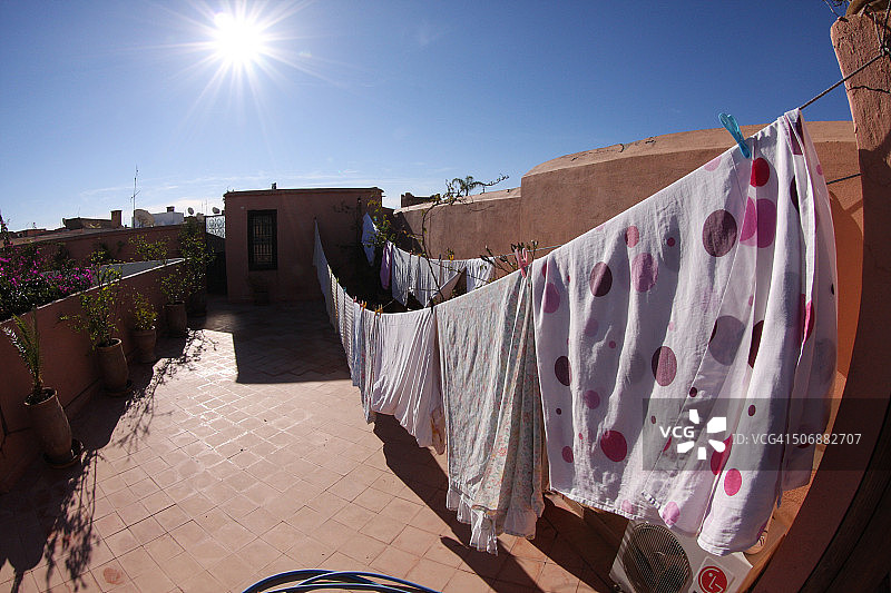 太阳下洗衣服图片素材