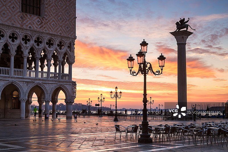 威尼斯圣马可广场上的壮观日出图片素材