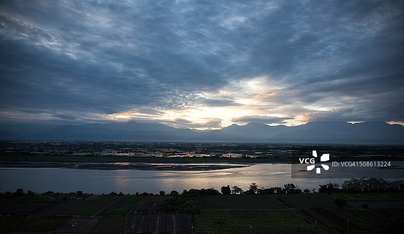 中国台湾高雄河上的日出图片素材