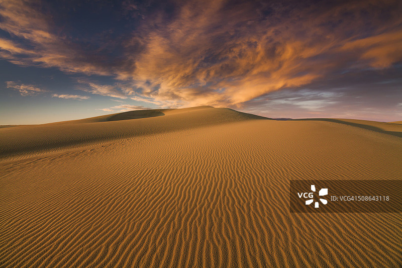沙丘上五颜六色的日落图片素材