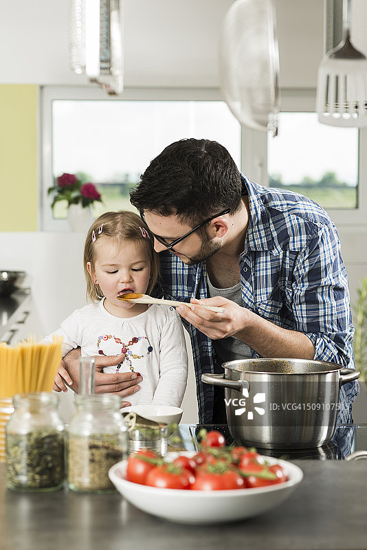 父亲和女儿在厨房做饭图片素材