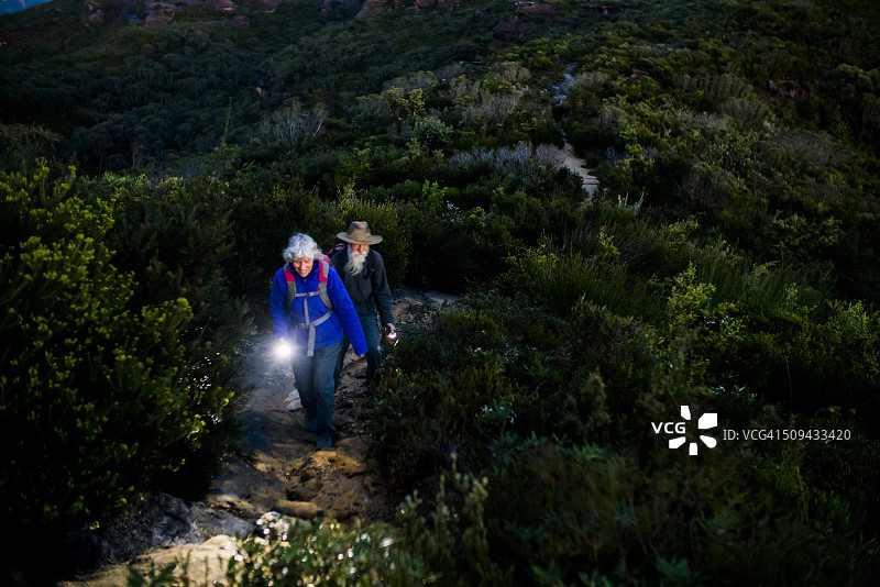 在澳大利亚内陆徒步旅行的老年夫妇。图片素材