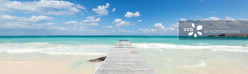木制码头和绿松石加勒比海，坎昆，墨西哥图片素材