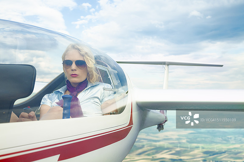 驾驶滑翔机的女人。图片素材