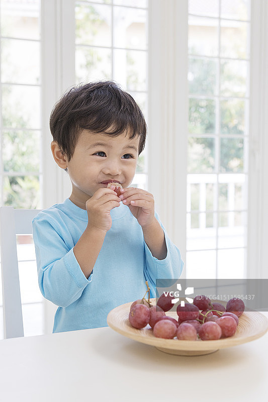 男孩吃葡萄图片素材