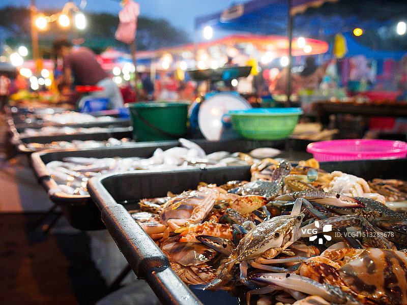马来西亚兰卡威夜市的海鲜摊图片素材