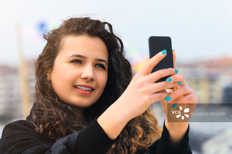 年轻女性使用手机图片素材