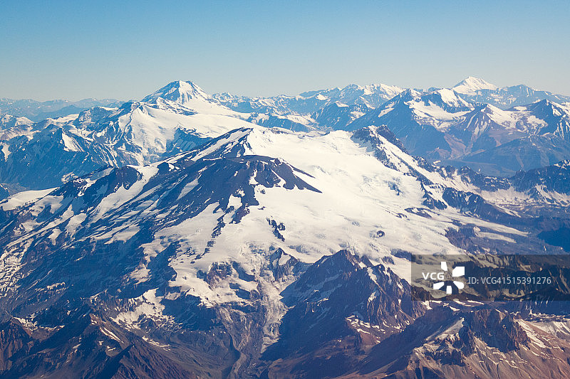 从飞机窗口看到安第斯山脉图片素材