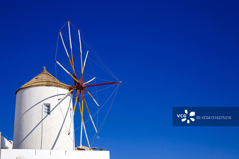希腊圣托里尼岛伊亚的传统风车映衬着湛蓝的天空图片素材