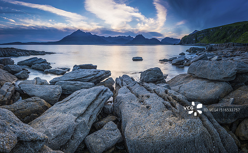 岩石海滩，蓝色的海洋，日落，引人注目的山峰，苏格兰高地图片素材