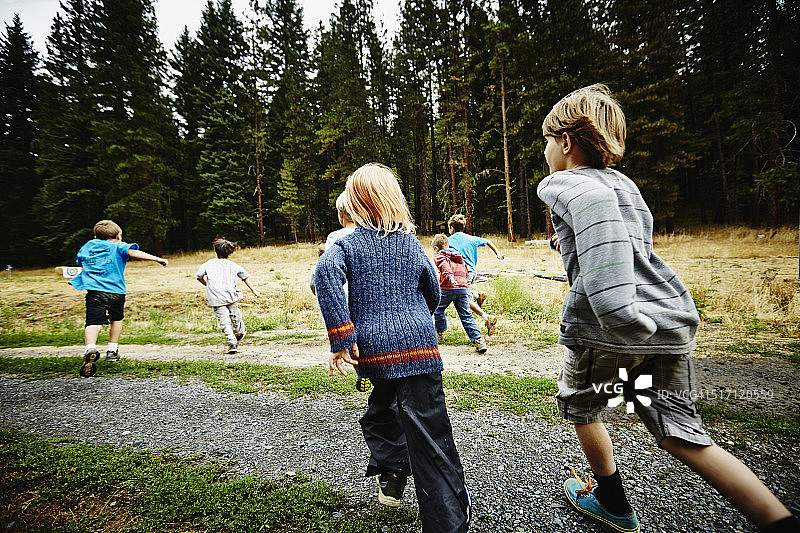 一群男孩在夏令营里跑向田野图片素材