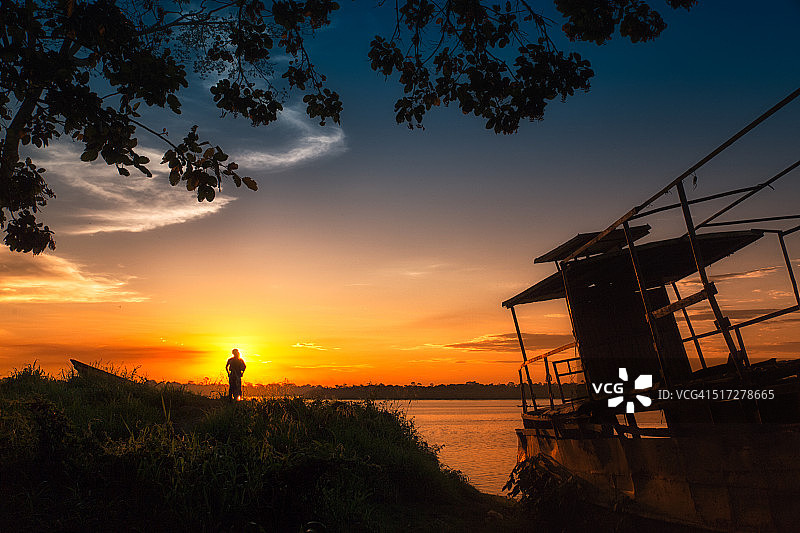 在秘鲁亚马逊河欣赏日落图片素材