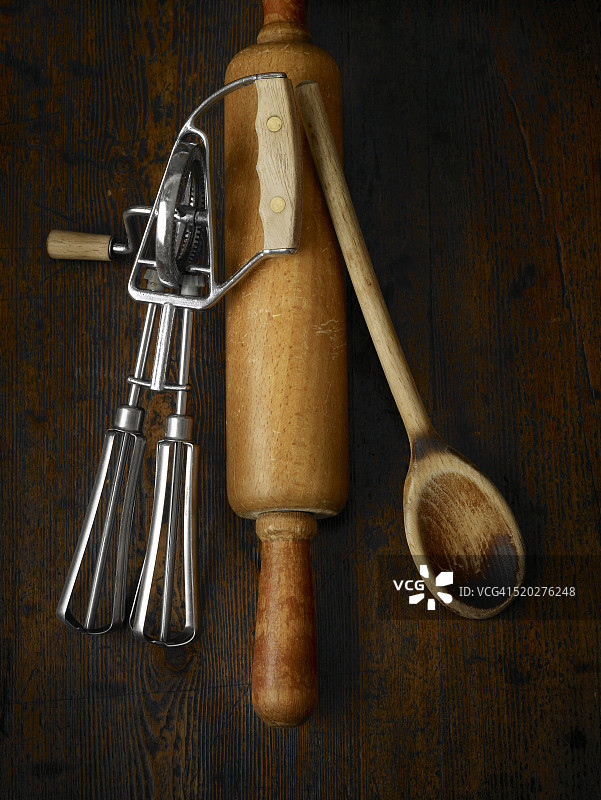 旧烘焙用具，搅拌器，擀面杖，木勺图片素材
