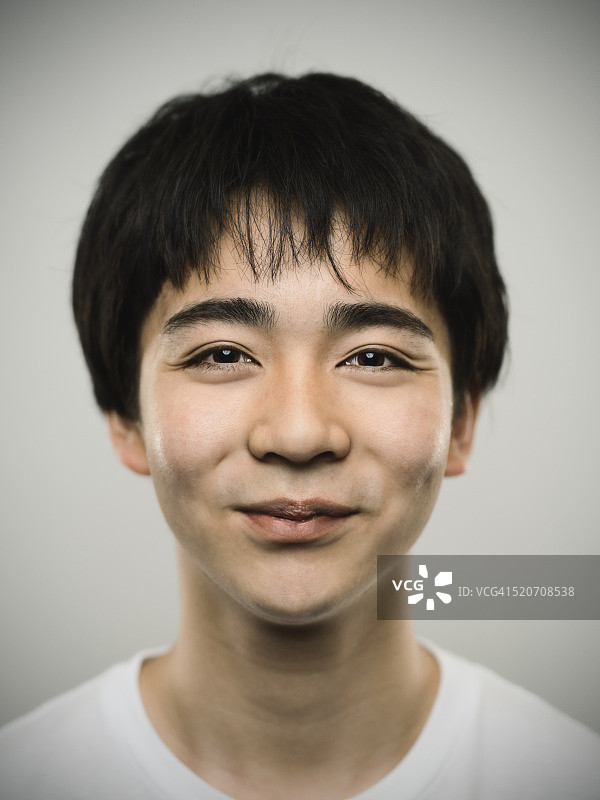 一个表情亲切的日本少年的肖像。图片素材