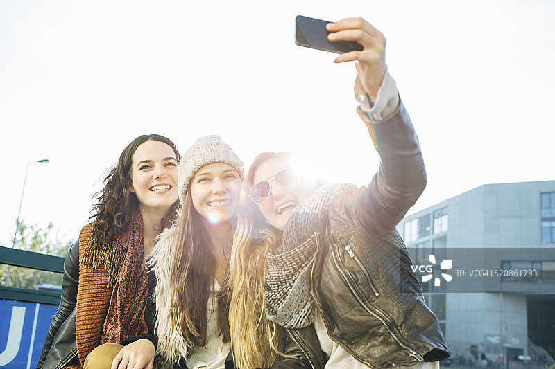 三个年轻女人在城里自拍图片素材