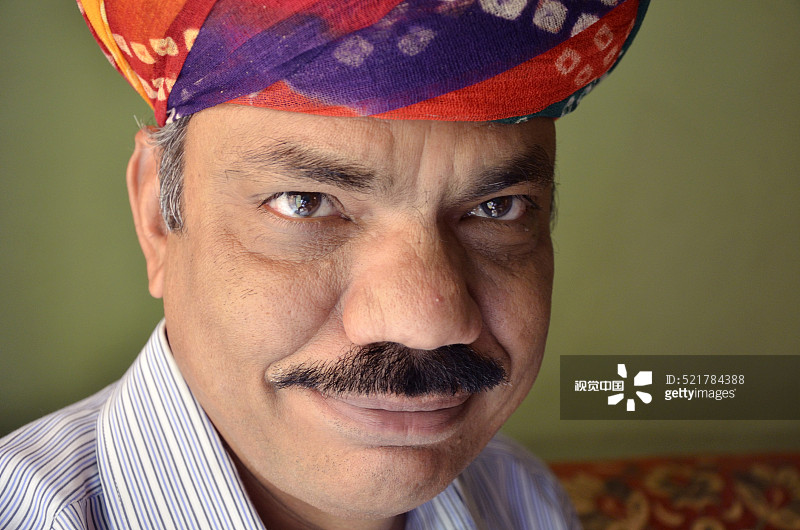 戴着拉贾斯坦邦头巾微笑的男子，焦特布尔，拉贾斯坦邦，印度，亚洲图片素材