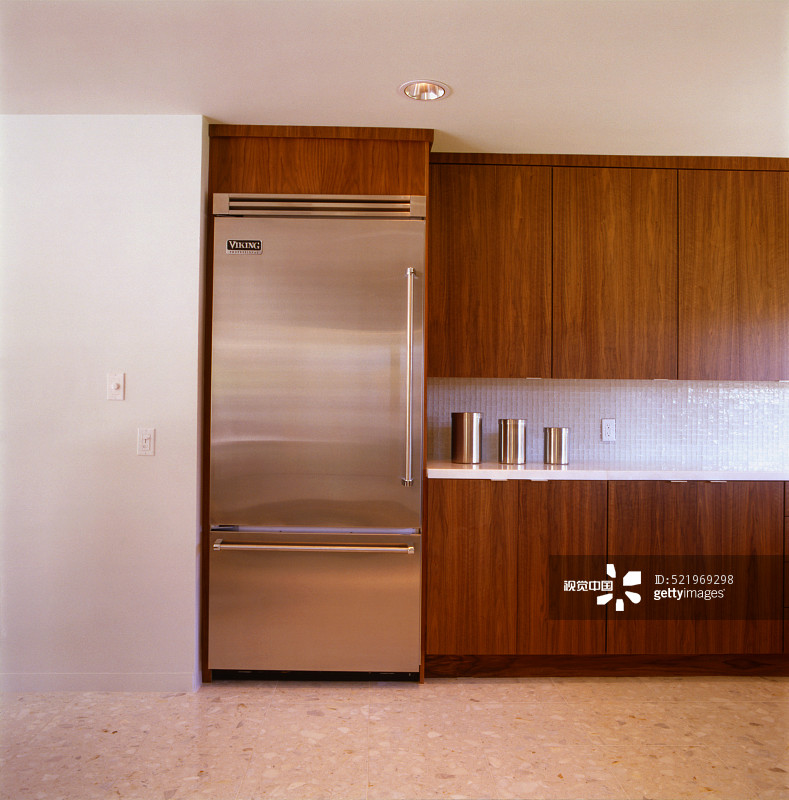 大冰箱放置在厨房单元内图片素材