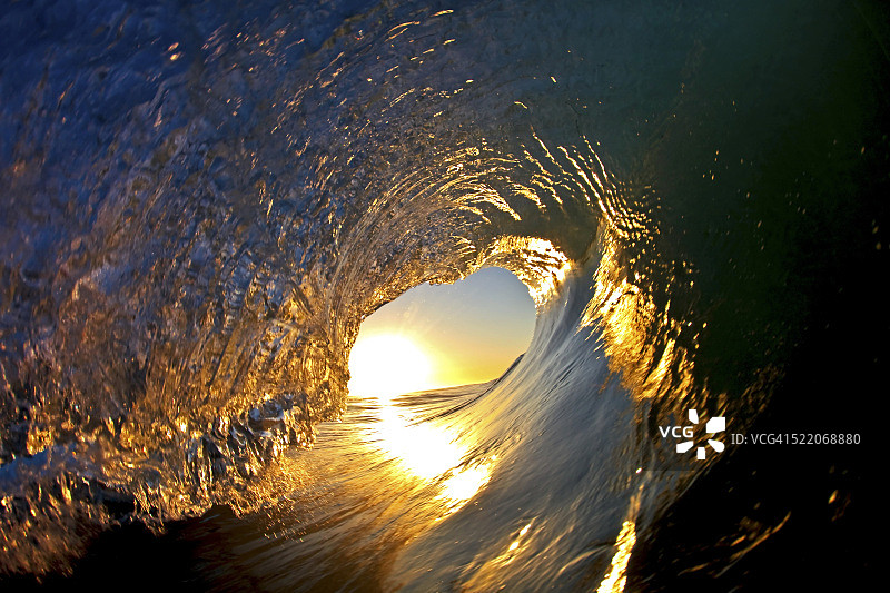 阳光在海浪中反射图片素材