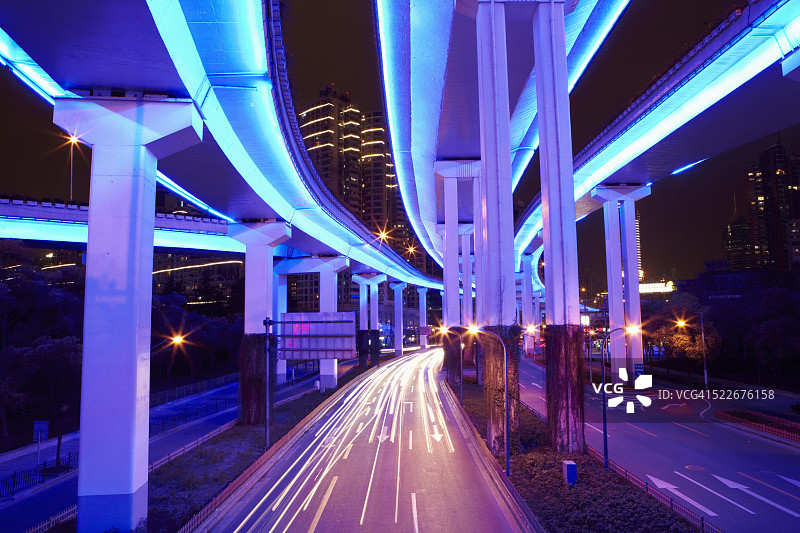 夜间照明的公路结构，上海图片素材