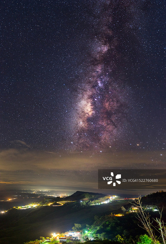 清晰的银河越过了泰国的山图片素材