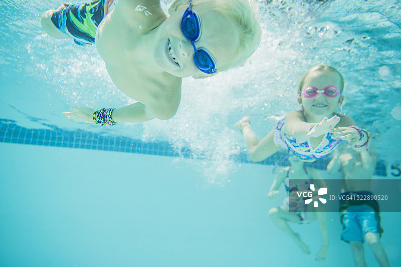 孩子(6-9岁)在水下游泳图片素材