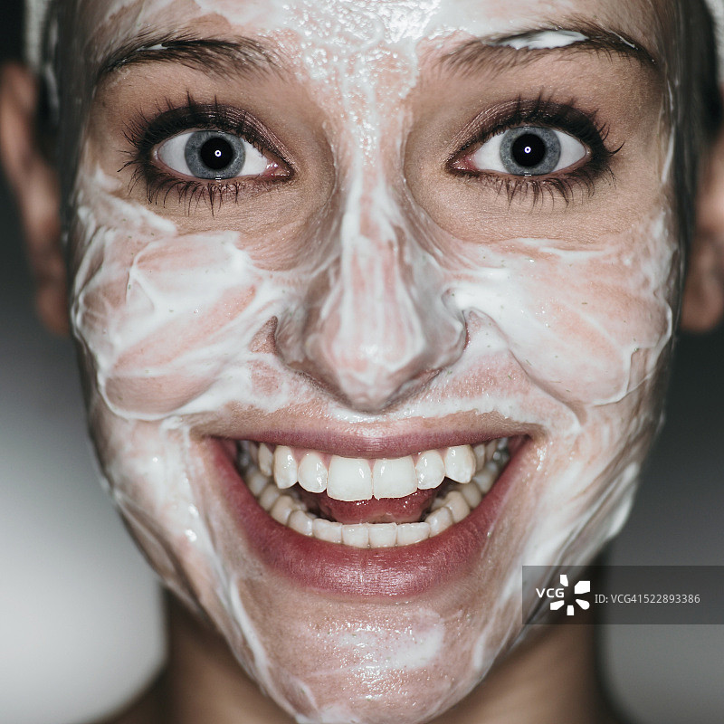 肥皂脸的女人图片素材