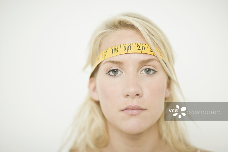 女人测量头图片素材