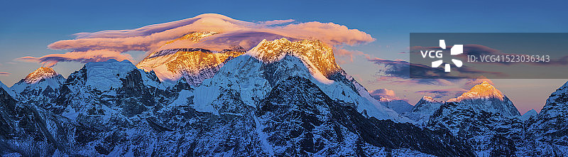 喜马拉雅山山顶上的珠穆朗玛峰日落全景透镜状云图片素材