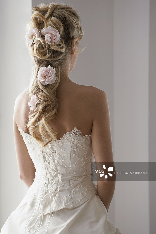 头发上戴着玫瑰的新娘图片素材