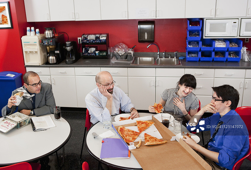 男人被排除在办公室披萨派对之外图片素材