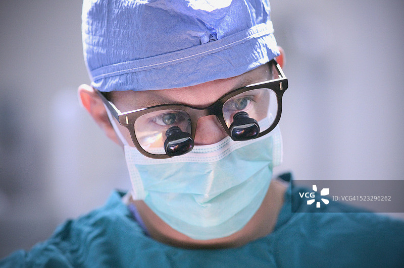 戴眼镜和手术帽的医生图片素材
