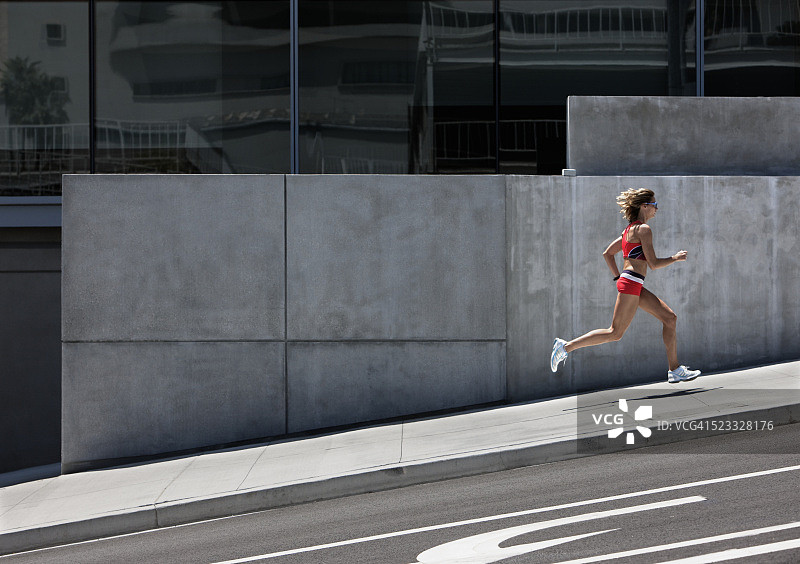 在城里奔跑的年轻女子图片素材