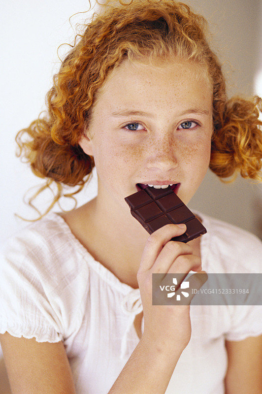 女孩吃巧克力图片素材
