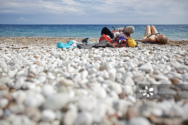 在土耳其利西亚路海滩上放松的徒步旅行者图片素材