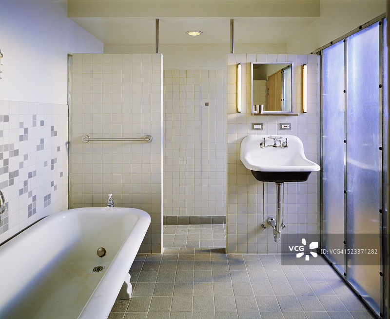 瓷砖浴室与单独的淋浴区图片素材