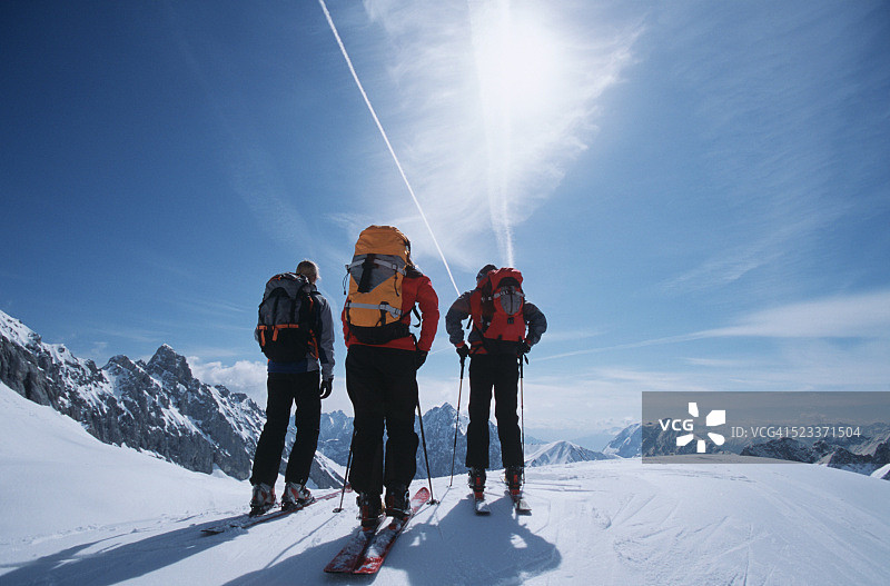 山顶上的三个滑雪者图片素材