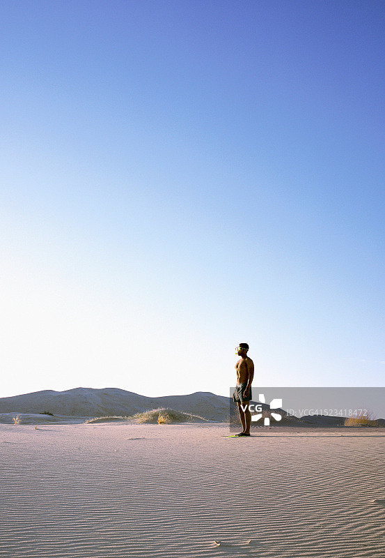独自站在沙漠中的人图片素材