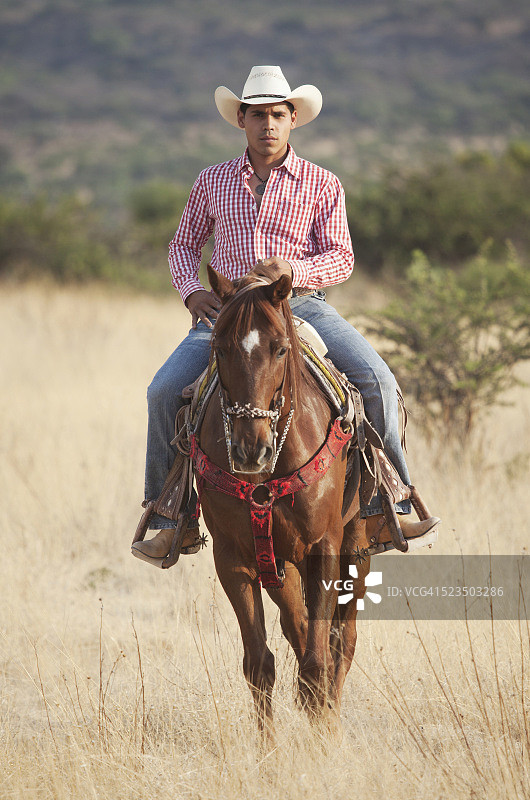 牛仔骑马的肖像图片素材