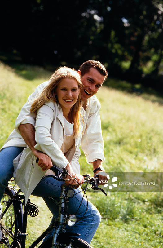 年轻夫妇一起骑自行车图片素材