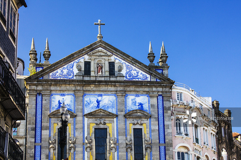 圣安东尼教堂的会众覆盖在蓝色葡萄牙瓷砖图片素材