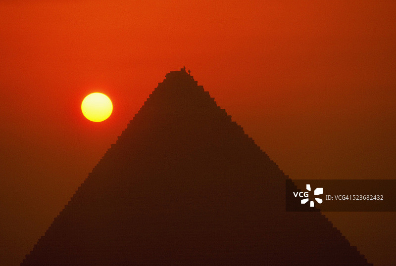 日落时吉萨的金字塔图片素材
