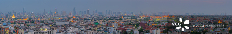 曼谷宏伟的宫殿和城市全景图片素材