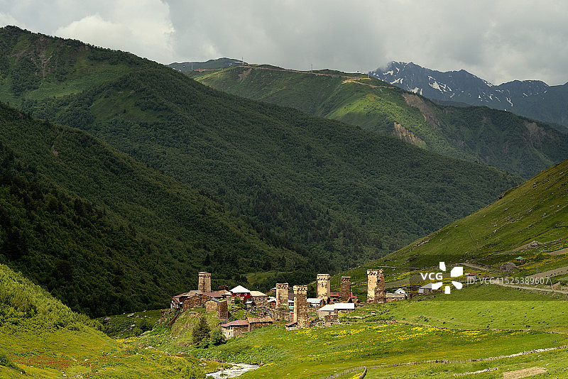 斯瓦涅蒂，格鲁吉亚，乌什古利村，山谷中古老的斯瓦涅蒂塔的远景图片素材