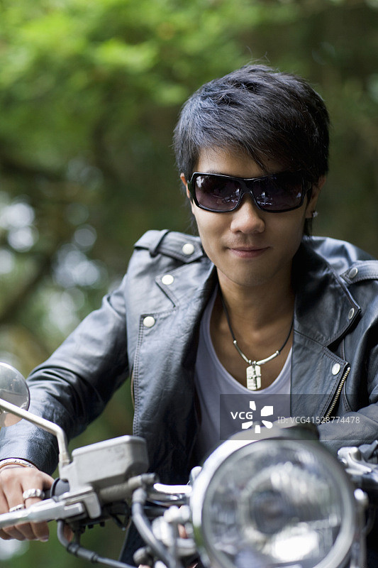 骑摩托车的年轻人图片素材