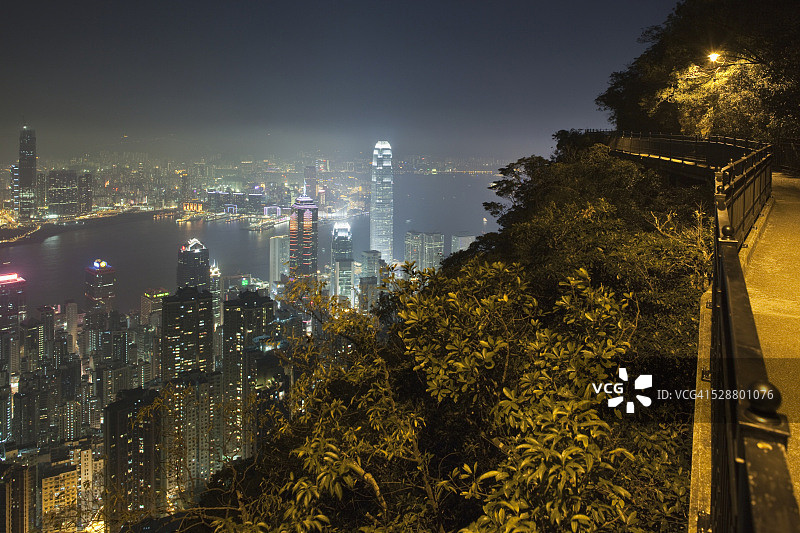 中国香港，夜间从太平山顶眺望天际线图片素材