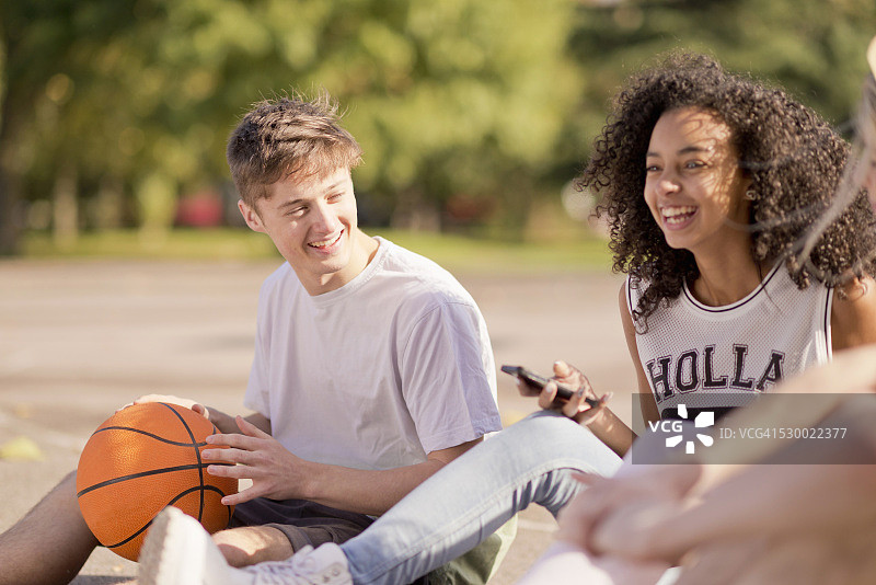 一群年轻的成年篮球运动员坐着聊天图片素材