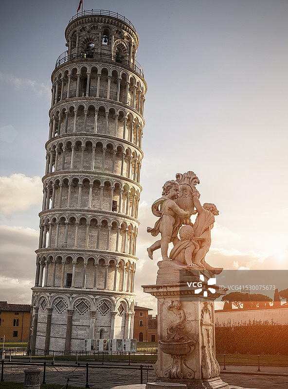 比萨斜塔和雕像，比萨，托斯卡纳，意大利图片素材