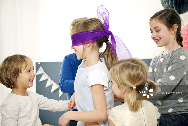 德国巴伐利亚州慕尼黑，孩子们在生日派对上玩“盲人吓唬”游戏图片素材