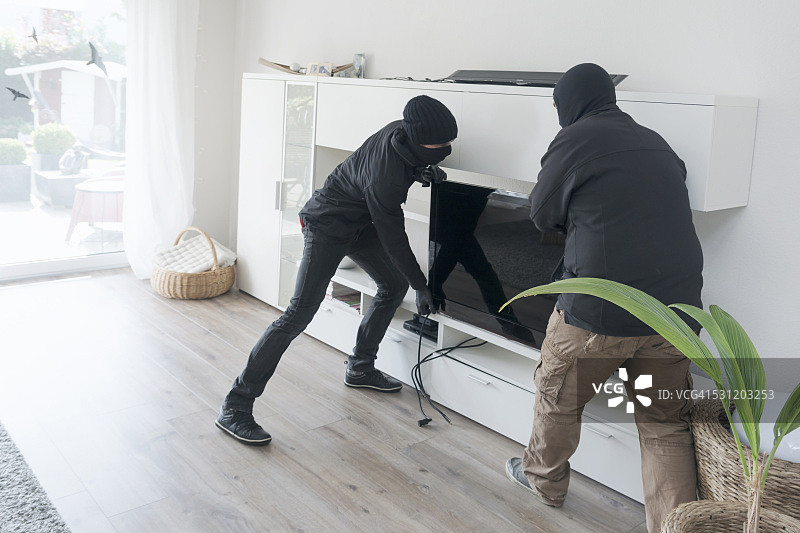 两个窃贼白天在一户人家的房子里工作图片素材