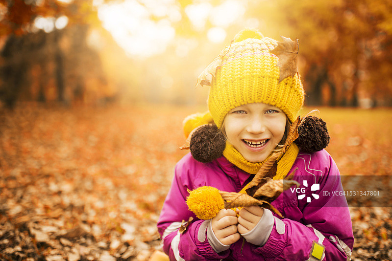 秋天里微笑的小女孩。图片素材